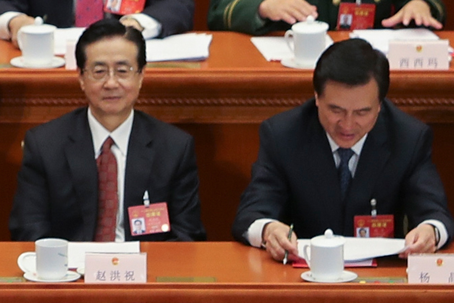 中共十九大上，未到退休年齡的國務院秘書長楊晶（右）「落選」新一屆中央委員，令外界頗感意外。（Lintao Zhang/Getty Images）