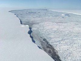 南極巨型冰山脫離冰架 近距離震撼照曝光