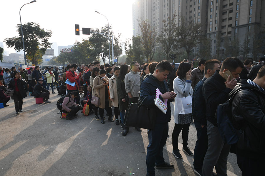 近日，江蘇南京多個樓盤推出「一成首付」優惠政策。但不久前，南京還出現「萬人搶房」、「八成首付」的情況。圖為11月15日，南京民眾排隊買房。（大紀元資料室）