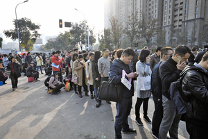 南京史上最嚴苛的開盤條件 數千人懶理仍排隊買樓