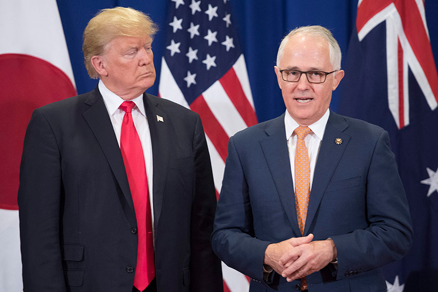 圖為11月13日，澳洲總理特恩布爾在東盟會議上與美國總統特朗普會晤。（JIM WATSON/AFP/Getty Images）