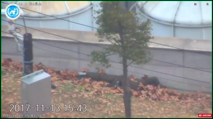聯合國軍司令部公佈北韓士兵於11月13日投奔南韓的錄像。圖為他在共同警備區遭同袍開槍射傷後，倒臥在牆邊。（視像擷圖）