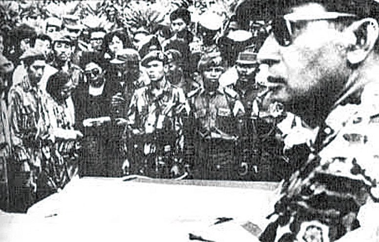 蘇哈托出席未遂政變中遇難軍方將領的葬禮。（印尼政府）
