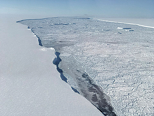南極巨型冰山脫離冰架 震撼照曝光