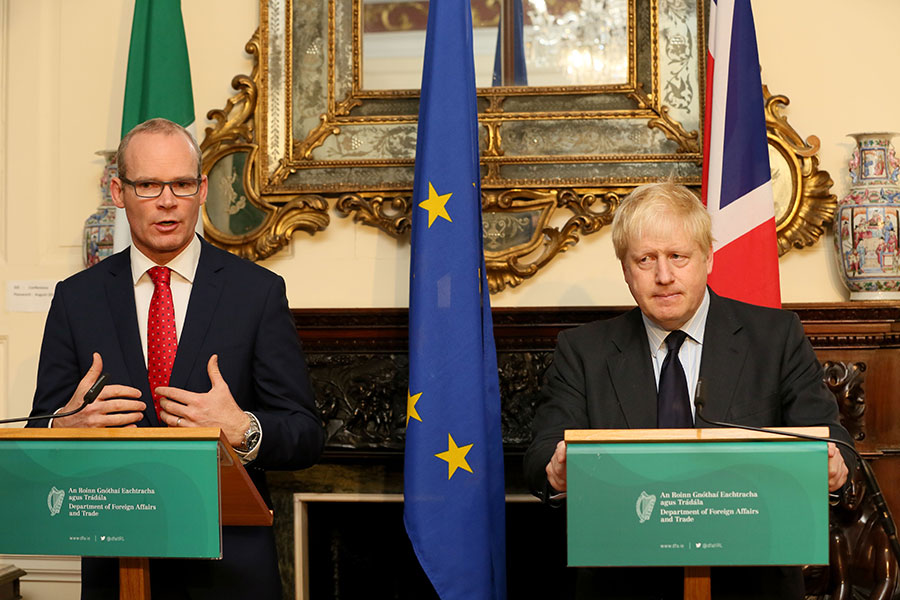 11月17日，英國外交大臣約翰遜與愛爾蘭外交部長科文尼舉行聯合新聞發佈會。幾天後，科文尼表示，英國如果不能保證沒有硬邊境，愛爾蘭會阻撓英國脫歐。（PAUL FAITH/AFP/Getty Images）