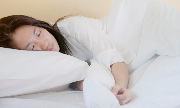 人生有1/3時間在睡眠中度過，因此避免頭部受細菌感染很重要。(Shutterstock)
