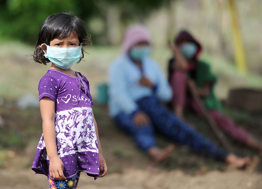 印尼當局向附近居民發放口罩，防範火山灰對健康造成傷害。（SONNY TUMBELAKA/AFP/Getty Images）