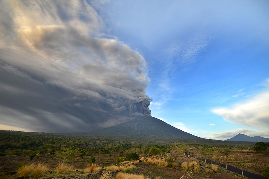 印尼峇里島阿貢火山（Mount Agung）近日持續噴出大量火山灰和煙霧，今天（27日）印尼當局將火山噴發警戒級別提升到最高級別「危險級」。（SONNY TUMBELAKA/AFP/Getty Images）