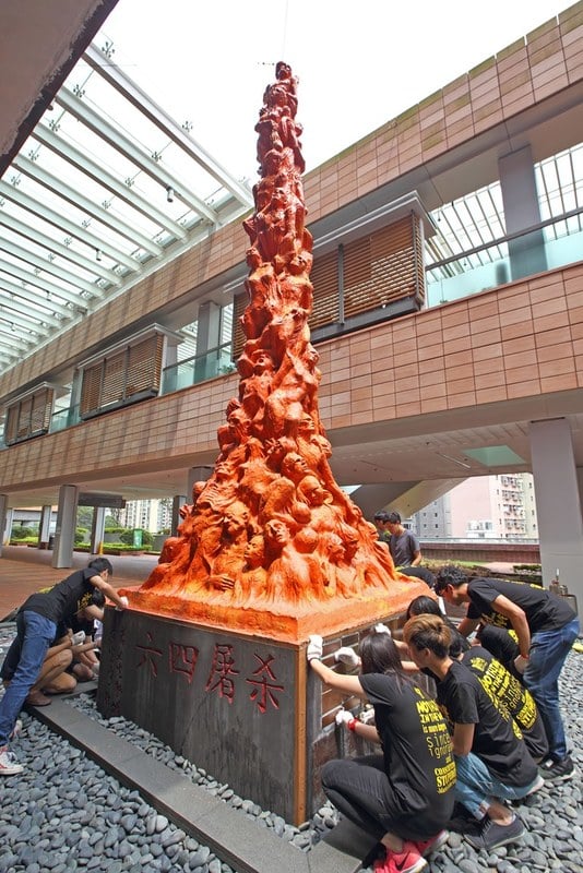 約20名香港大學學生會成員按照傳統洗刷國殤之柱。（潘在殊／大紀元）