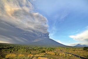 阿貢火山噴發445航班取消