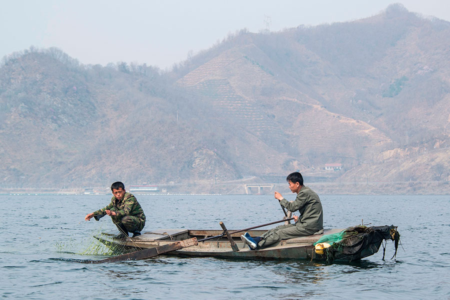 11月23日晚間，日本當局在北部海岸發現八名北韓男子，據初步調查，這八名男子是因搭乘的漁船破損，被沖上日本海岸。（JOHANNES EISELE/AFP/Getty Images）