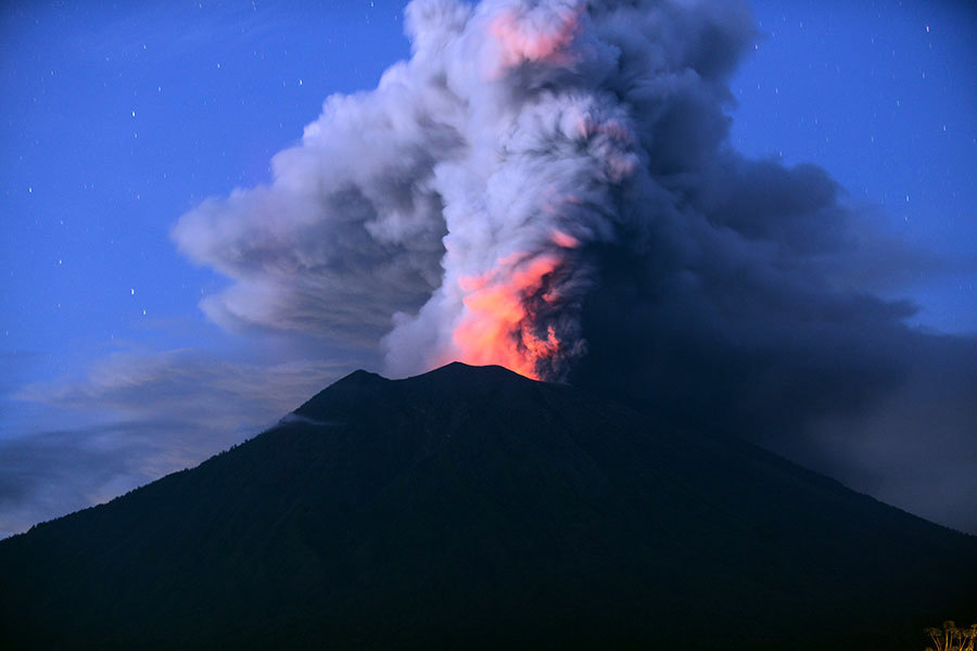 阿貢火山噴發 峇里島機場關3天 12萬人滯留