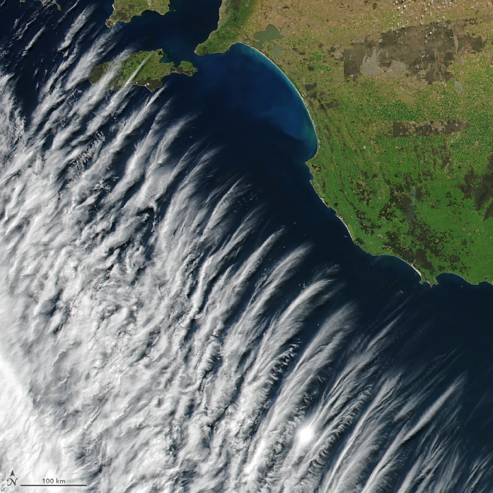 NASA的衛星於10月17日在澳洲上空拍到罕見的羽毛狀雲層。（NASA）