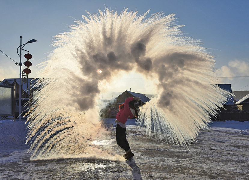 【圖片新聞】漠河氣溫達-40℃ 遊客玩潑水成冰