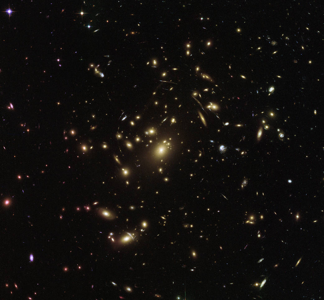 NASA拍到位於雙魚座的Abell 2537星系團，其光線受到重力扭曲，呈現歪曲的樣貌。（NASA）