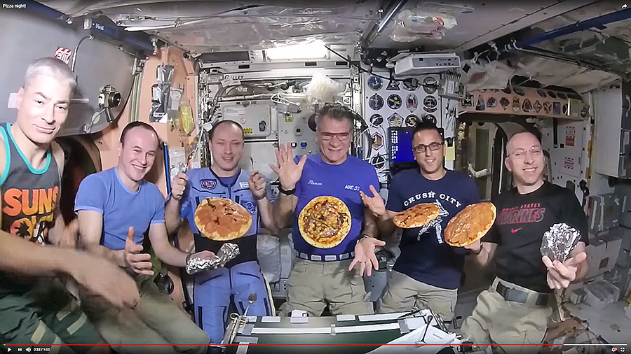 太空人手忙腳亂 做「披薩」