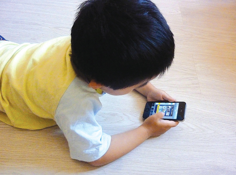 少兒上網易受不良信息影響 警籲家長監控孩子手機使用