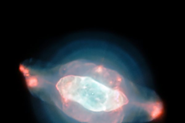 歐洲南天天文台拍攝到位於寶瓶座的土星星雲，看似幾個形狀特殊的泡泡。（ESO）