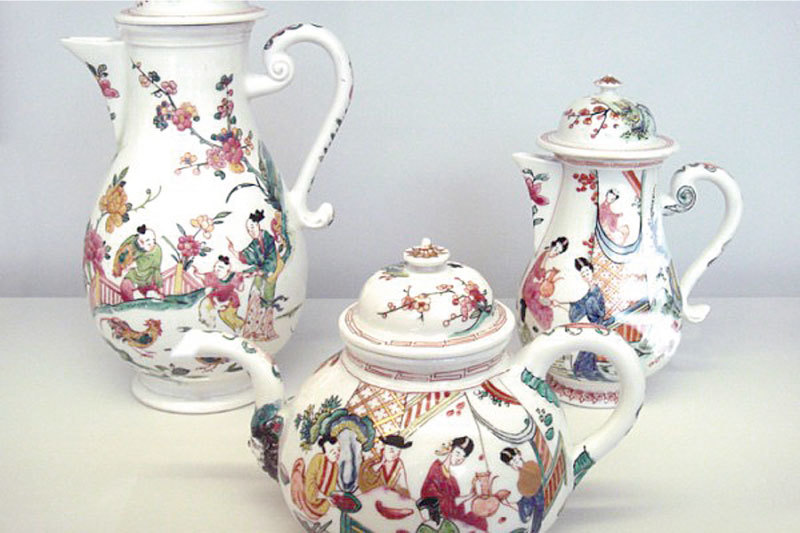 18世紀尼德蘭燒製的邁森硬瓷茶壺，巴黎裝飾藝術博物館藏。（World Imaging, Wikimedia Commons）