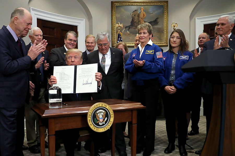 特朗普在白宮簽署「空間政策指令1」（Space Policy Directive 1）。（Chip Somodevilla/Getty Images）