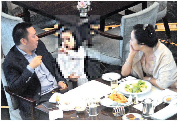 2014年11月，知名影星趙薇的丈夫黃有龍（左）在上海某酒店餐廳，右為前中國首富王健林之妻林寧。（大紀元資料室）