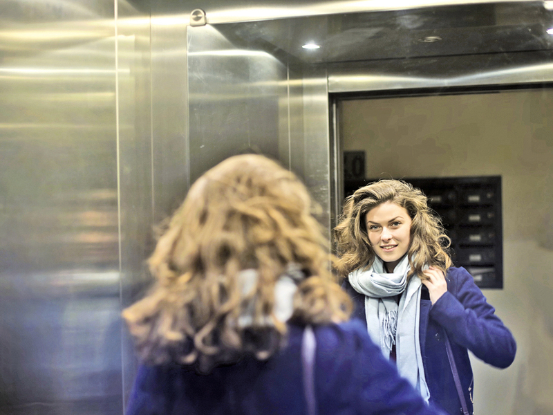 為甚麼要在電梯裏面 裝上大鏡子？