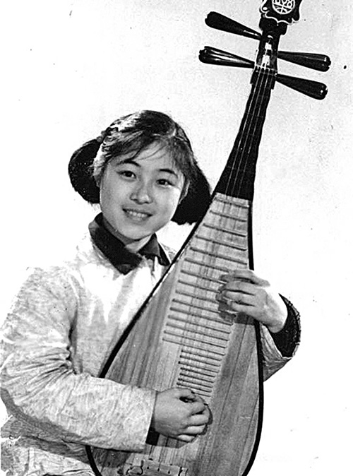 12歲的吳蠻，以全國琵琶第一名的成績考入北京中央音樂學院附中。（吳蠻提供）