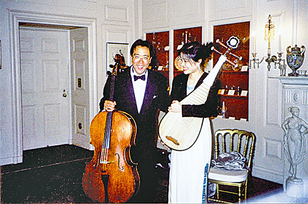吳蠻和世界著名大提琴家馬友友在美國白宮。吳蠻是第一位走進白宮的中國器樂演奏家。（吳蠻提供）
