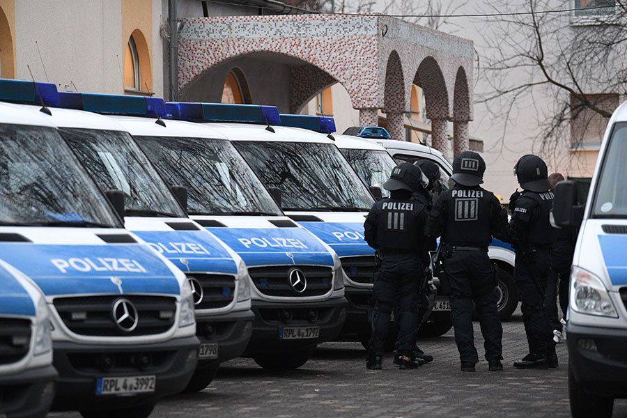 12月14日凌晨，德國警方在柏林和薩安州對伊斯蘭恐怖份子進行了大搜捕。（BORIS ROESSLER/AFP/Getty Images）