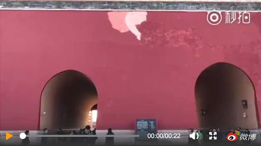 12月24日，北京故宮午門部份牆皮脫落，引發網絡熱議。圖為事發現場。（視像擷圖）