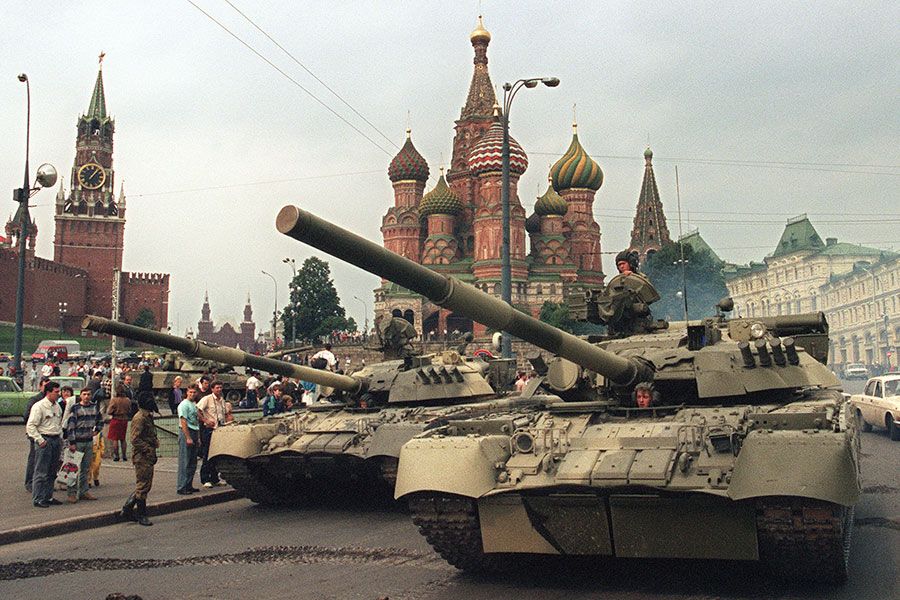 八一九事件的發生加速了蘇聯解體。圖為1991年8月19日紅場上集結的坦克。（DIMA TANIN/AFP/Getty Images）