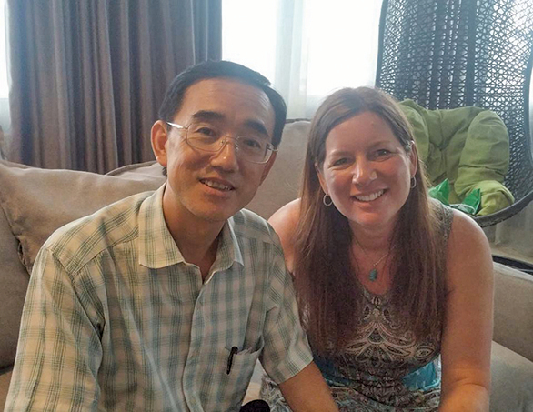 孫毅與當初發現他的「馬三家求救信」的美國女子朱莉‧凱斯在印尼見面。（Julie Keith fb）