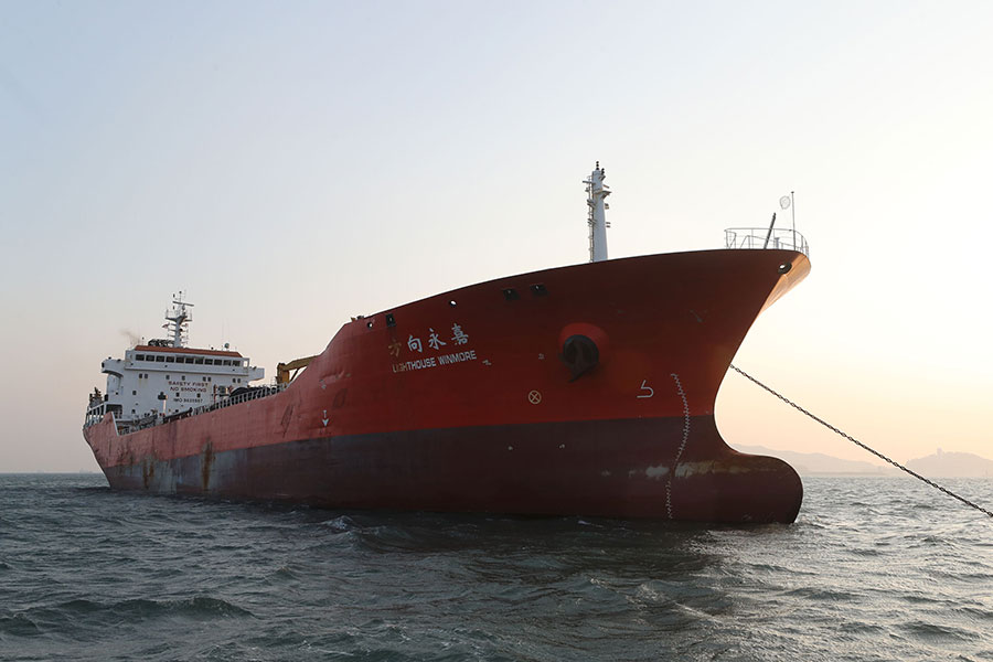 南韓政府表示，「方向永嘉號」涉嫌在公海上向北韓「三鐘2號」輪轉移油品600公噸，去年10月19日在南韓麗水港靠港轉運油品後出港，11月24日再次進港時被扣查。船上載有25名船員，其中23人為中國公民，2人為緬甸人。（AFP PHOTO/YONHAP/South Korea OUT）