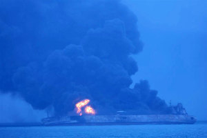 與中國貨船相撞巴拿馬油船陷火海 32人失蹤