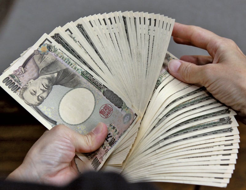 日本股市受日圓強勢影響，日經指數全日大跌3.11%。（AFP）