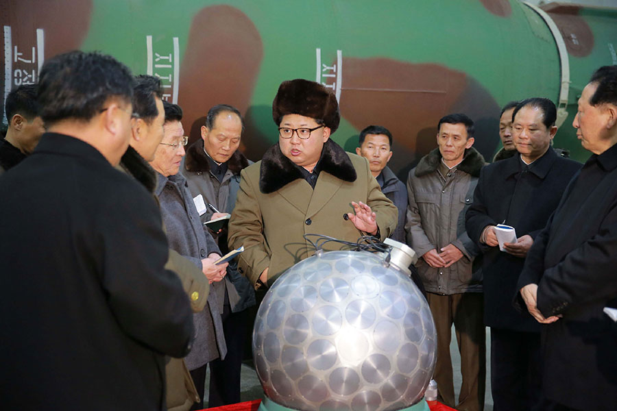 北韓領導人金正恩在2016年視察核武。圖中的核彈頭被稱為迪斯可球。（KCNA/AFP）