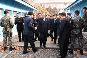 北韓軟硬兼施 兩韓會談場內外氛圍迥異
