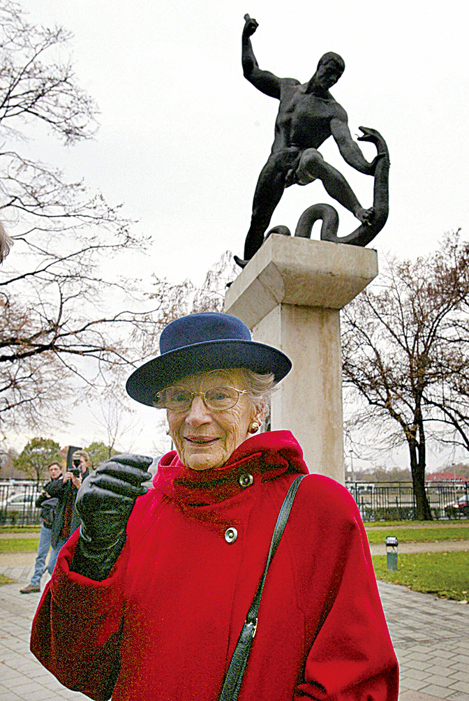 2003年11月17日，瓦倫堡的妹妹妮娜在匈牙利布達佩斯瓦倫堡紀念碑前。（Getty Images）
