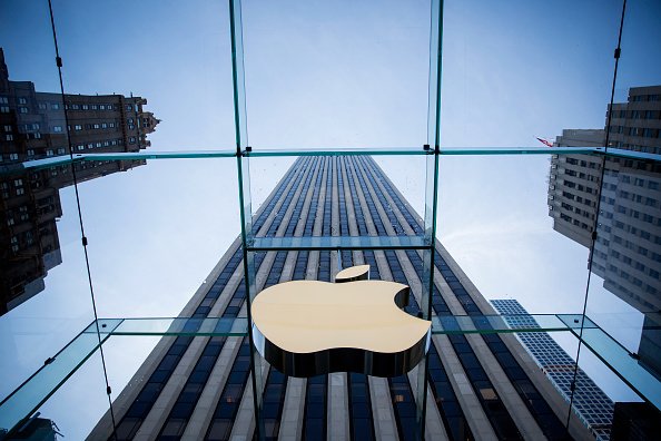 外媒推測，蘋果公司今年新款iPhone可能在9月發佈，預期新旗艦機種價格從999美元起跳，可能採用光學式螢幕指紋辨識功能。（Eric Thayer/Getty Images）