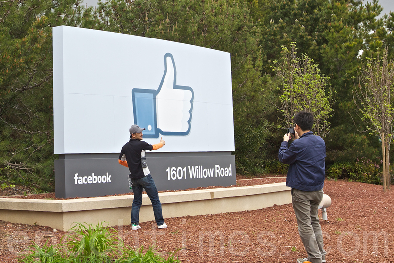 Facebook總部面前位在矽谷的門羅公園市（Menlo Park），入口前大大的「讚」，代表Facebook的象徵式標誌。（資料圖片）