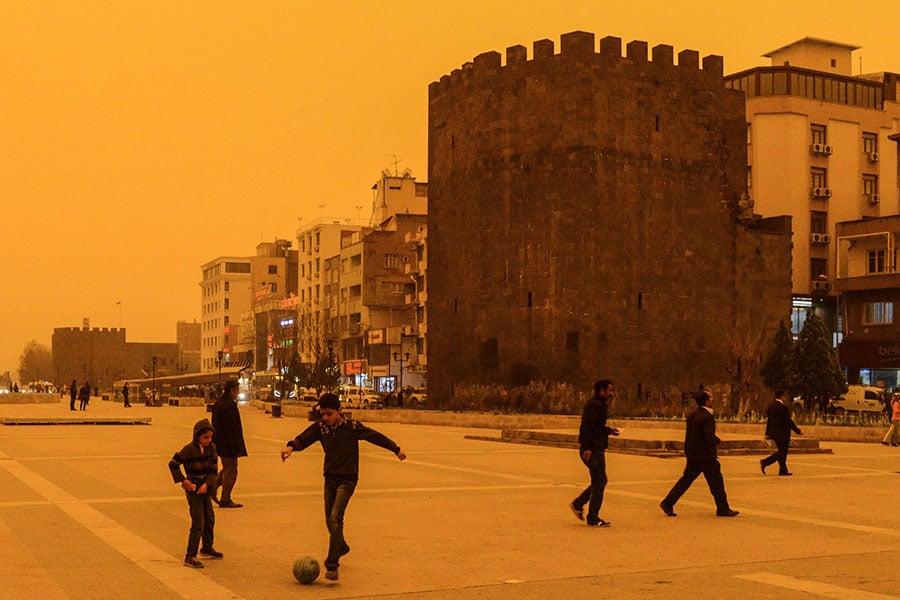 土耳其東南部日前遭沙塵暴侵襲，有些地區的天空變成暗紅色，猶如末日景象。（ILYAS AKENGIN/AFP/Getty Images）