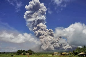 馬榮火山發生大爆發 灰煙竄至萬米高空