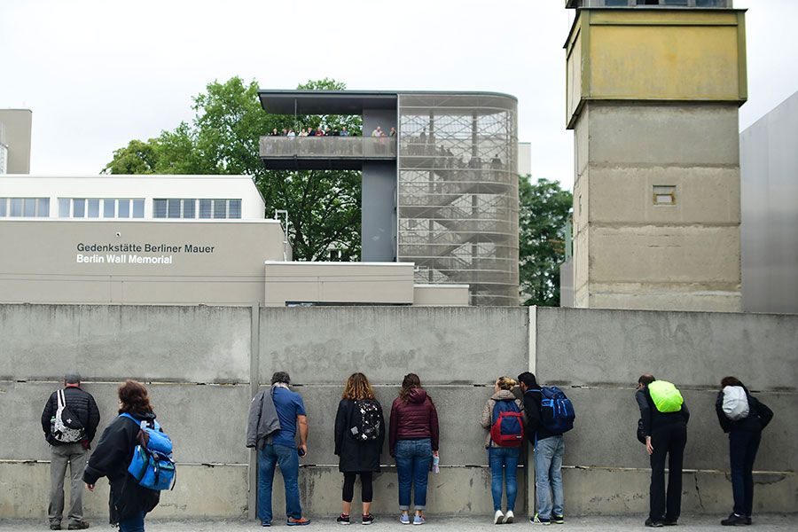長達155公里的柏林牆將德國分割了28年。在東德民眾的不斷抗爭下，1989年柏林牆終於被推倒了。圖為民眾參加介紹柏林牆歷史的活動。（TOBIAS SCHWARZ/AFP/Getty Images）