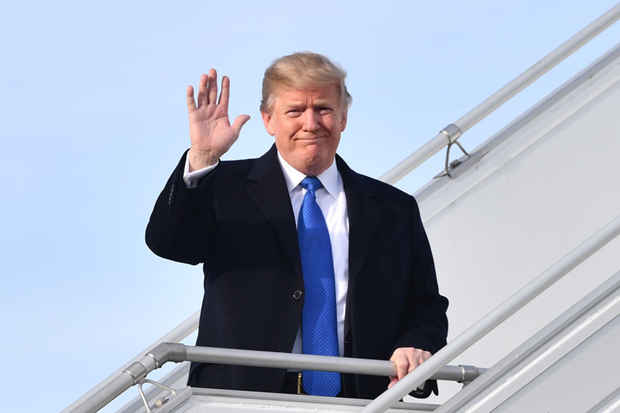 周四（1月25日），美國總統特朗普抵達瑞士達沃斯参加世界經濟論壇，他是自2000年以來首位參加此會談的在任總統。（NICHOLAS KAMM/AFP/Getty Images）
