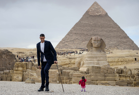 世界最高男vs.最矮女 在金字塔前同框亮相