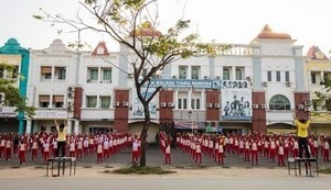 印尼皇冠學院150名師生學煉法輪功