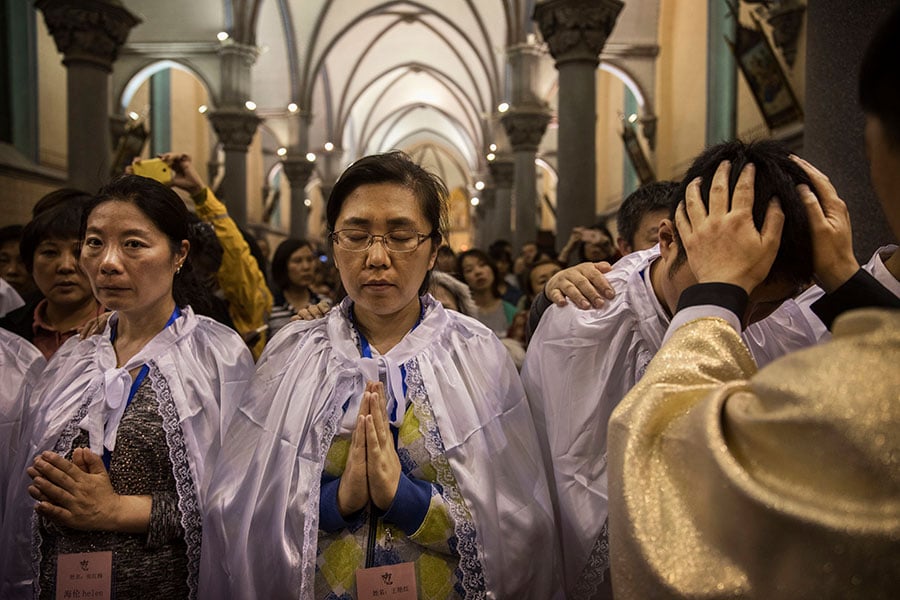 圖為2017年4月15日，中共批准的西北京天主教教堂舉行復活節慶祝活動特別儀式。（Kevin Frayer/Getty Images）