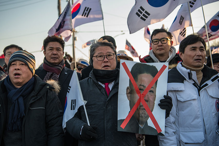 載有一百多名北韓演藝人士的萬景峰92號渡船2月6號抵達南韓東海市港口，遭到了南韓民眾的抗議。（Carl Court/Getty Images）