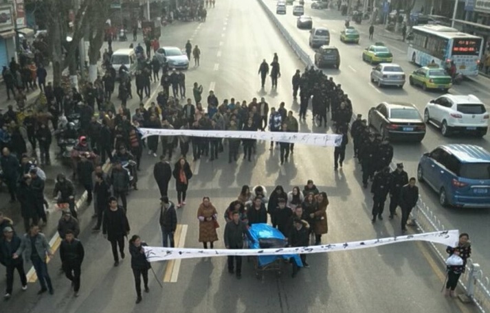 2月7日，湖北襄陽市交通局發生一名滴滴出租車司機喝農藥自殺事件。圖為家屬與司機遊行抗議。（受訪者提供）