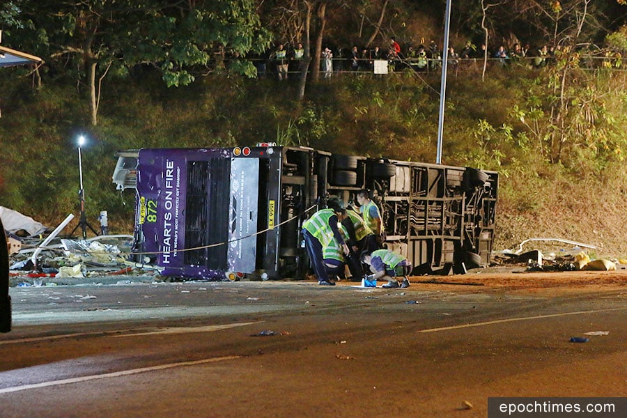 星期六晚上，一輛雙層巴士在大埔公路翻車，造成至少19人死，62人受傷，9人情況危急。（陳仲明／大紀元）